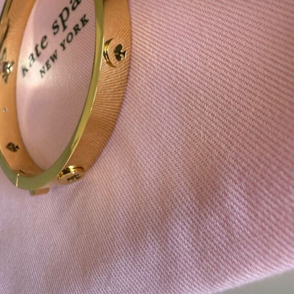 Kate Spade New York Gold Spot the Spade Hinged Bangle Bracelet NWT - Picture 4 of 4
